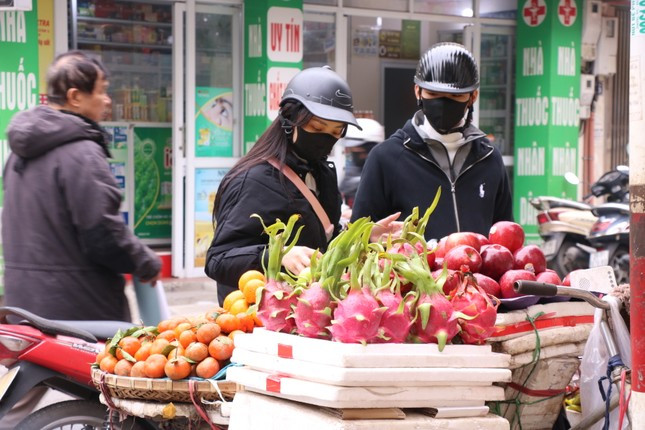 H&agrave; Nội: Hoa tươi, đồ c&uacute;ng rằm th&aacute;ng Gi&ecirc;ng 'gi&aacute; mềm' ảnh 2