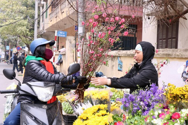 H&agrave; Nội: Hoa tươi, đồ c&uacute;ng rằm th&aacute;ng Gi&ecirc;ng 'gi&aacute; mềm' ảnh 1