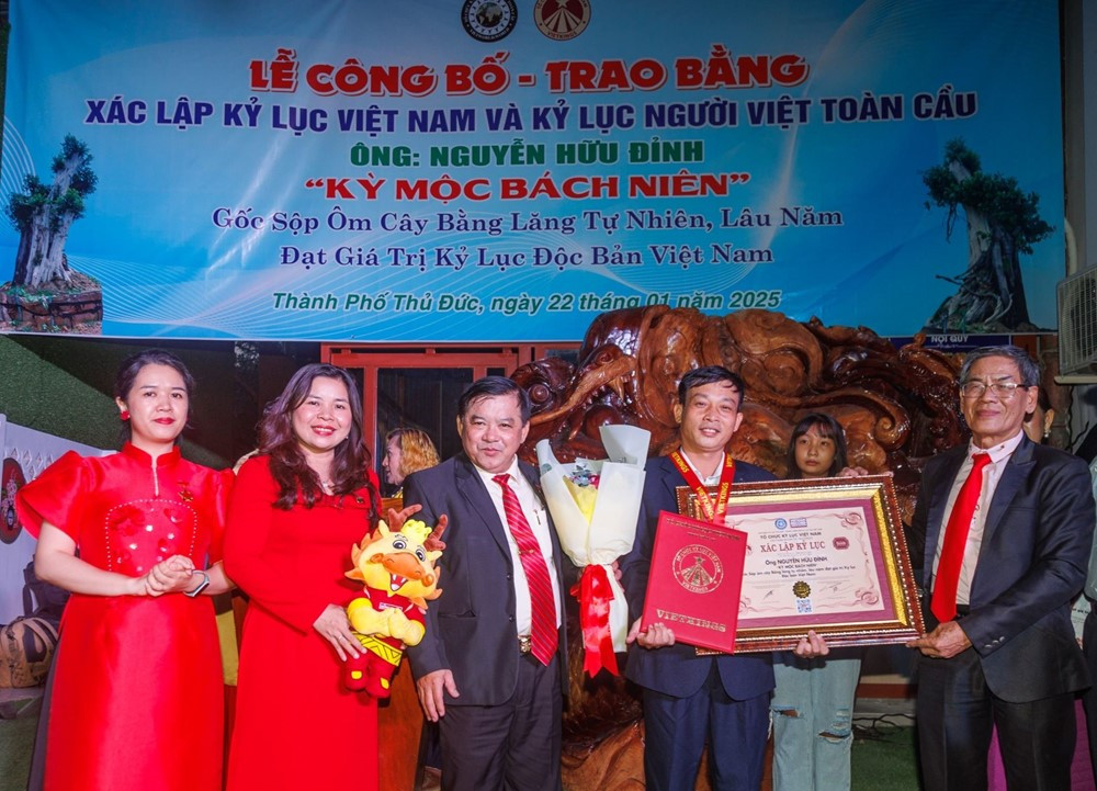 Sở hữu gốc Sộp &ocirc;m c&acirc;y Bằng lăng cổ thụ trăm năm tuổi: Vị chuy&ecirc;n gia sưu tầm c&acirc;y cảnh lập c&uacute; đ&uacute;p nhận liền 2 kỷ lục - ảnh 5