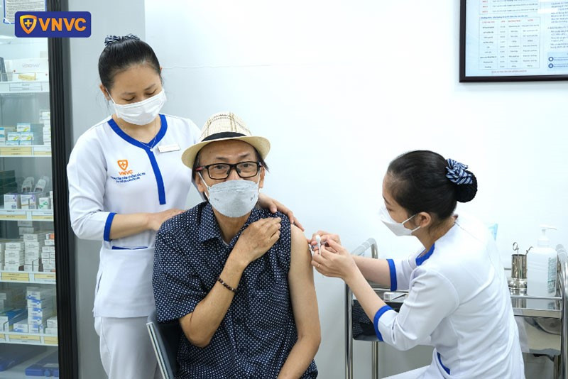 Người d&acirc;n đổ x&ocirc; đi ti&ecirc;m ph&ograve;ng c&uacute;m, b&aacute;c sĩ cảnh b&aacute;o bị c&uacute;m c&oacute; những biểu hiện n&agrave;y cần đến bệnh viện gấp - ảnh 1