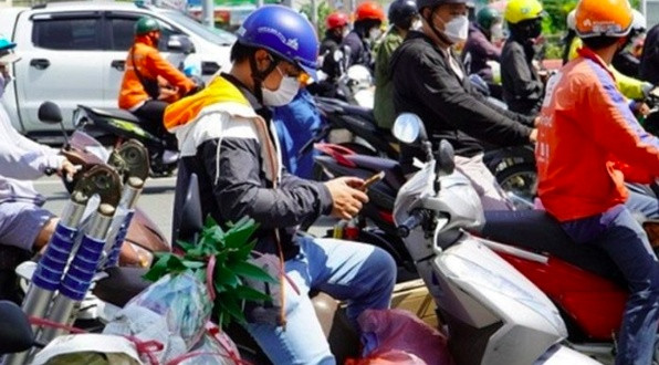 Dừng xe nghe điện thoại: Đ&uacute;ng luật hay d&iacute;nh phạt?
