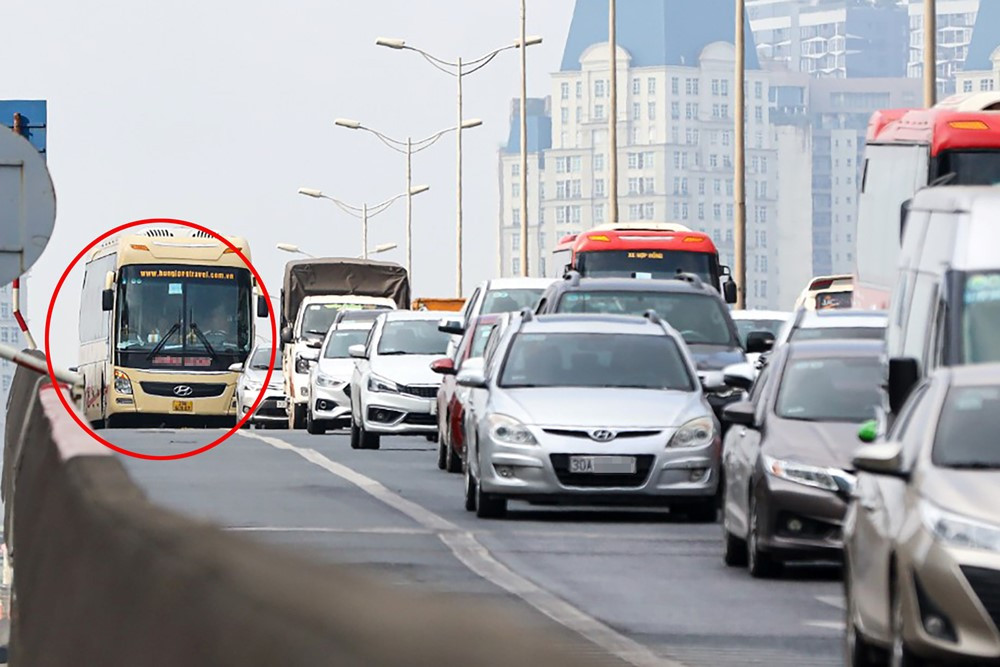 Xe chạy v&agrave;o l&agrave;n khẩn cấp c&oacute; thể bị phạt đến 22 triệu đồng - ảnh 1