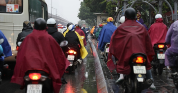 Hà Nội mưa mù giăng kín lối, xe máy tràn vỉa hè cố thoát ùn tắc