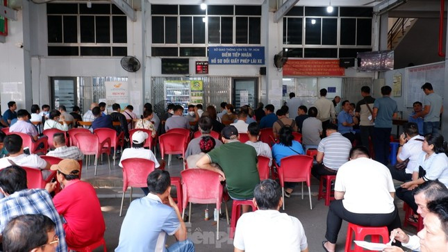 V&igrave; sao kh&ocirc;ng n&ecirc;n đổ x&ocirc; cấp đổi giấy ph&eacute;p l&aacute;i xe l&uacute;c n&agrave;y? ảnh 1