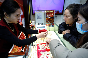 Giá vàng 'nhảy múa' chóng mặt