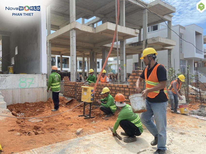 Novaland (NVL) huy động hàng trăm công nhân làm việc 24/7 tại 3 phân khu thuộc 'siêu dự án' NovaWorld Phan Thiet