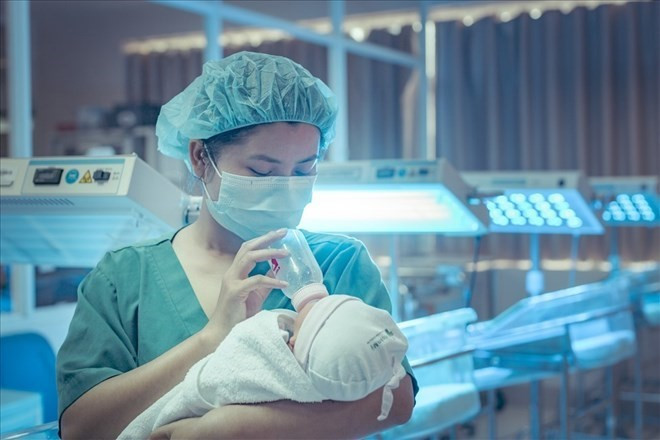 Bộ Ch&iacute;nh trị ch&iacute;nh thức đồng &yacute; kh&ocirc;ng kỷ luật những trường hợp sinh con thứ ba - ảnh 1