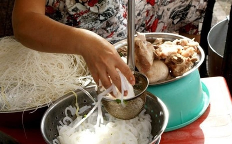 Kh&ocirc;ng đeo khẩu trang v&agrave; cắt m&oacute;ng tay khi b&aacute;n thức ăn bị phạt bao nhi&ecirc;u tiền?