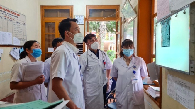 Chi tiết bảng lương vi&ecirc;n chức y tế năm 2025: B&aacute;c sĩ cao cấp (hạng 1) c&oacute; mức thu nhập l&agrave; bao nhi&ecirc;u?