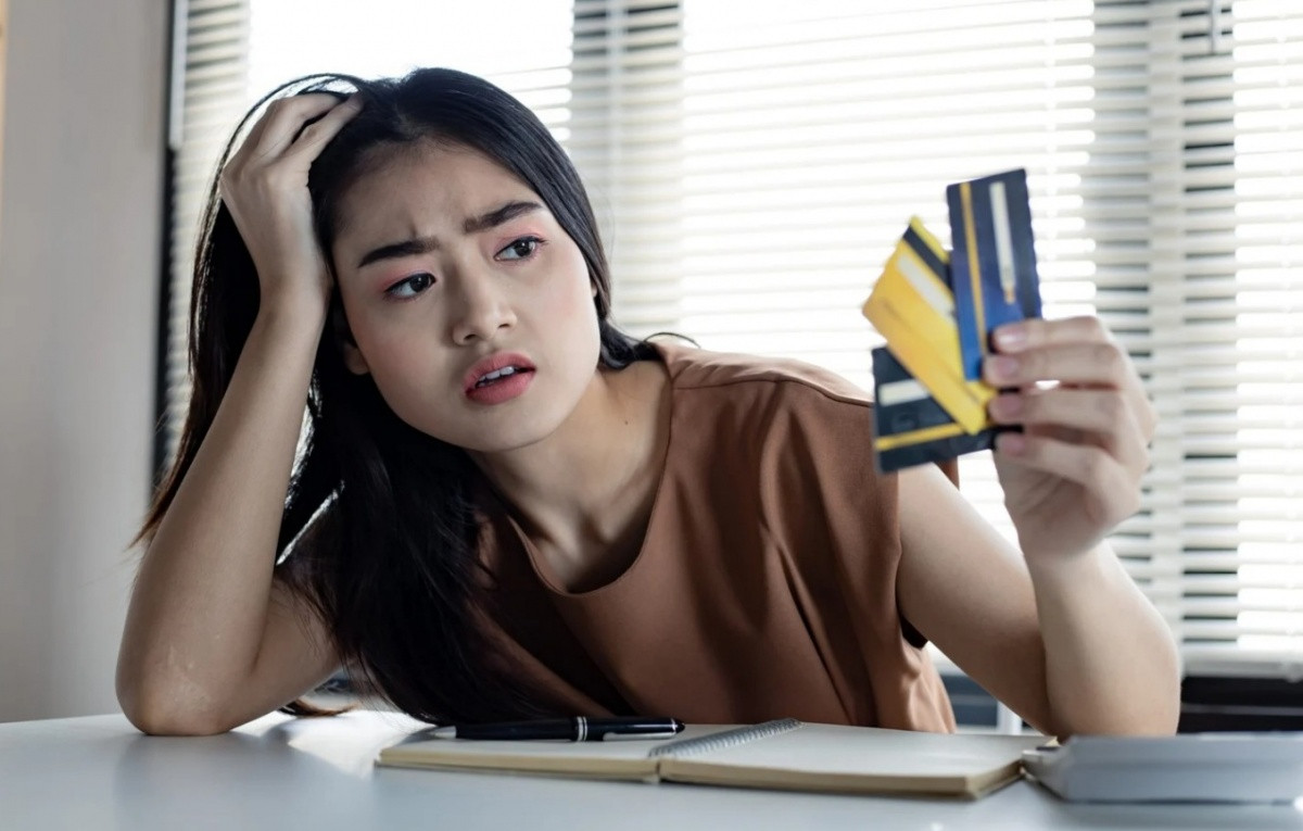 L&agrave;m hết sức, ti&ecirc;u hết sạch: Lối sống khiến giới trẻ m&atilde;i rỗng t&uacute;i