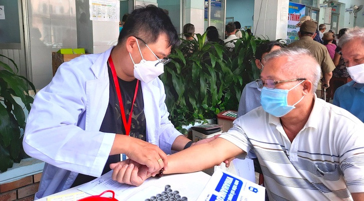 Từ năm 2026, H&agrave; Nội chi 709 tỷ đồng hỗ trợ BHYT to&agrave;n phần cho người từ 60 tuổi, gi&uacute;p giảm g&aacute;nh nặng t&agrave;i ch&iacute;nh v&agrave; lo &acirc;u tuổi gi&agrave;
