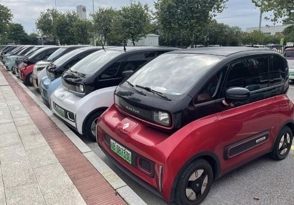 Từng bị coi thường v&igrave; giống đồ chơi, hiện chiếc xe điện mini đang l&agrave; 'cứu tinh' cho cả một th&agrave;nh phố, nhiều địa phương vội học theo