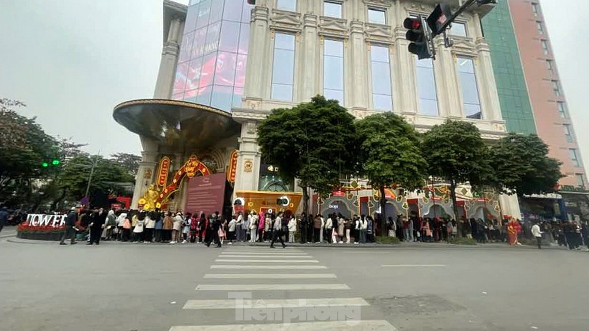 Đổ x&ocirc; mua v&agrave;ng, đến tối vẫn đ&ocirc;ng nghịt, cửa h&agrave;ng phải dựng r&agrave;o 'ph&acirc;n luồng' ảnh 2