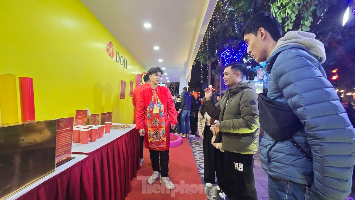 Đổ x&ocirc; mua v&agrave;ng, đến tối vẫn đ&ocirc;ng nghịt, cửa h&agrave;ng phải dựng r&agrave;o 'ph&acirc;n luồng' ảnh 8