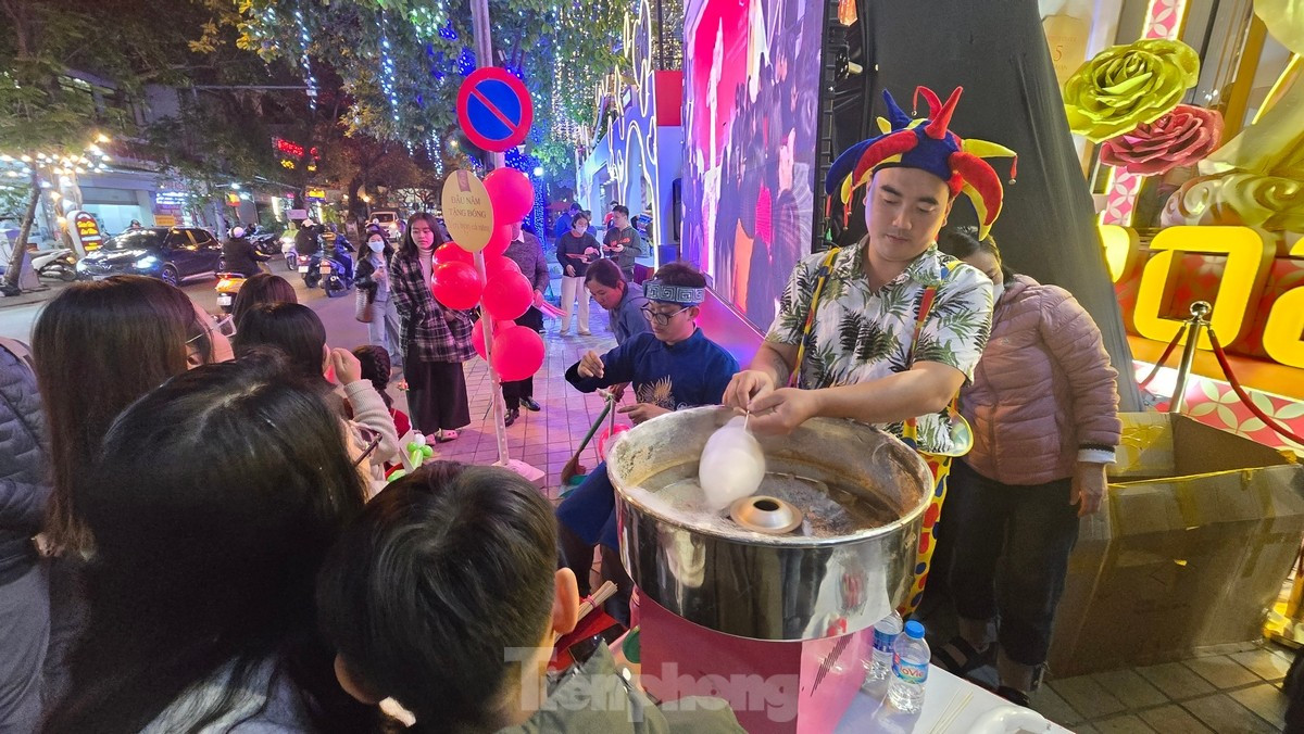 Đổ x&ocirc; mua v&agrave;ng, đến tối vẫn đ&ocirc;ng nghịt, cửa h&agrave;ng phải dựng r&agrave;o 'ph&acirc;n luồng' ảnh 9