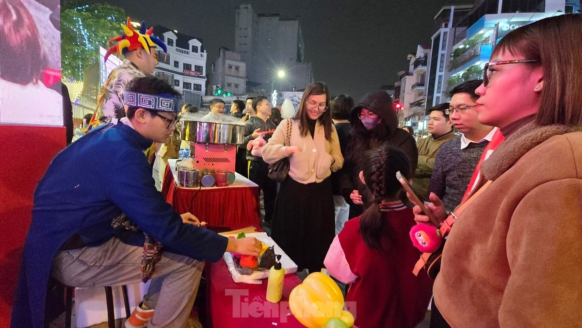 Đổ x&ocirc; mua v&agrave;ng, đến tối vẫn đ&ocirc;ng nghịt, cửa h&agrave;ng phải dựng r&agrave;o 'ph&acirc;n luồng' ảnh 11