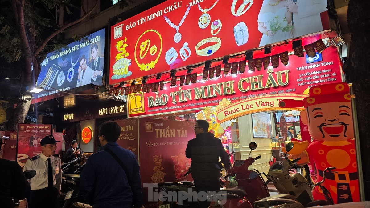 Đổ x&ocirc; mua v&agrave;ng, đến tối vẫn đ&ocirc;ng nghịt, cửa h&agrave;ng phải dựng r&agrave;o 'ph&acirc;n luồng' ảnh 12