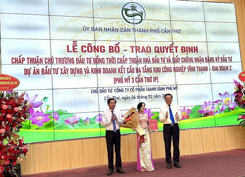 Trao quyết định đầu tư KCN lớn nhất Cần Thơ, quy m&ocirc; 540ha, tổng vốn đầu tư gần 8.000 tỷ đồng