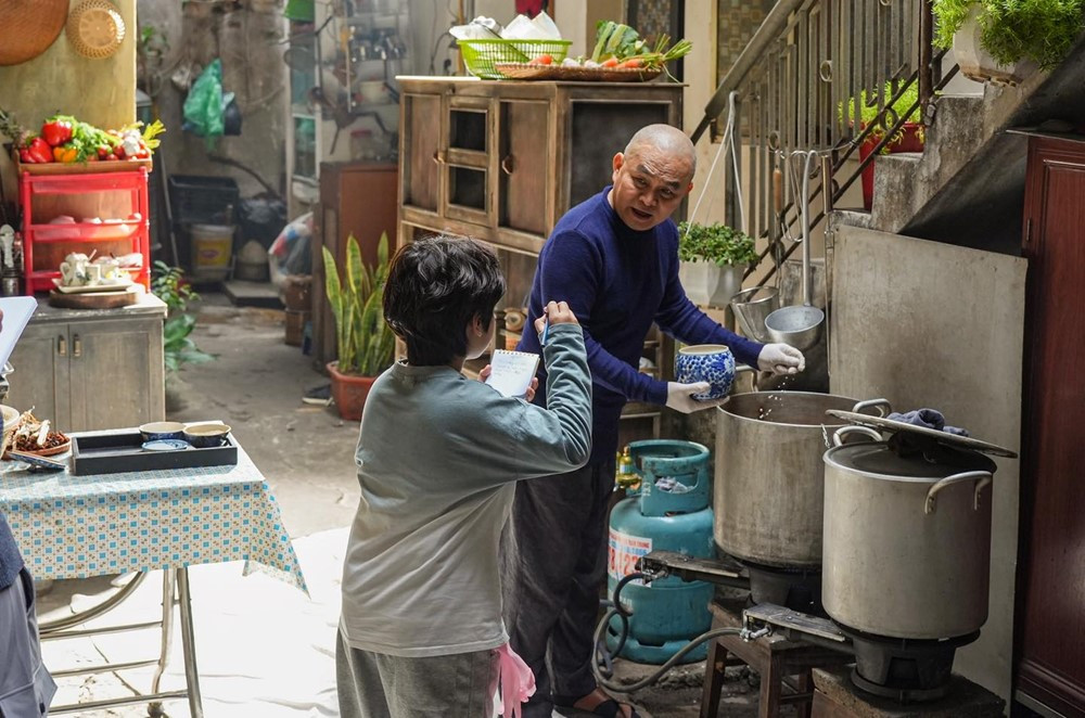 'Vua h&agrave;i đất Bắc&rsquo; lần đầu ph&aacute; lệ ở tuổi U70, hợp t&aacute;c c&ugrave;ng &lsquo;hoa hậu l&agrave;ng h&agrave;i&rsquo; trong si&ecirc;u phẩm Tết 2026 - ảnh 4