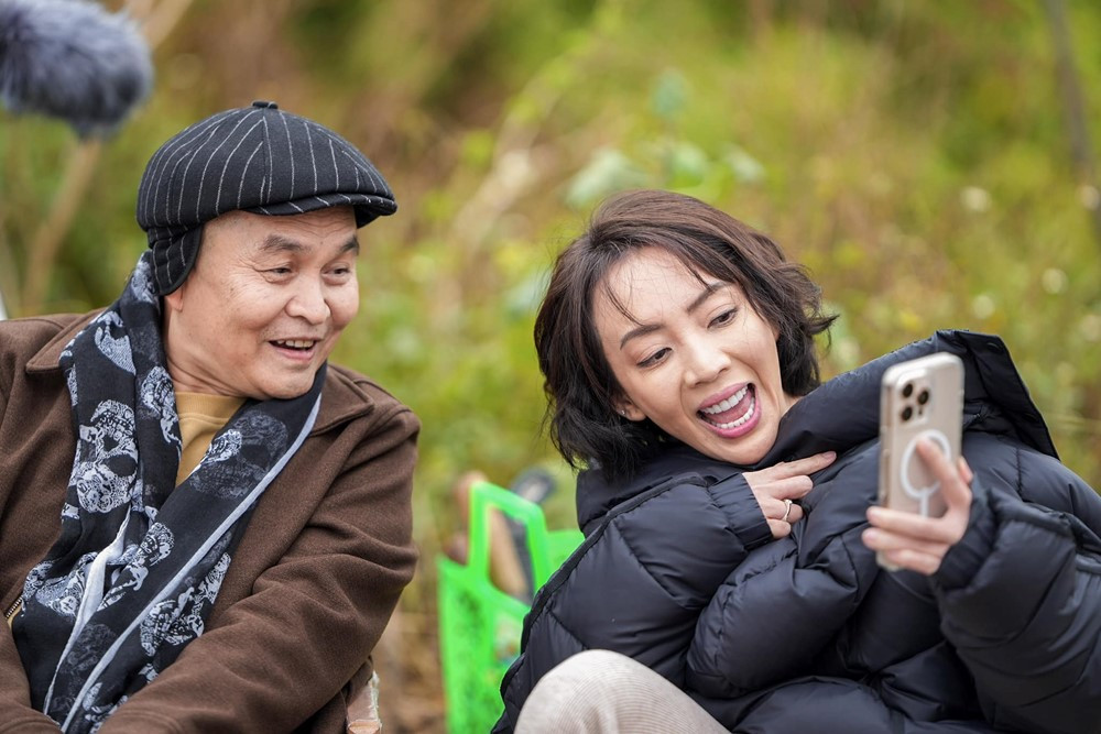 'Vua h&agrave;i đất Bắc&rsquo; lần đầu ph&aacute; lệ ở tuổi U70, hợp t&aacute;c c&ugrave;ng &lsquo;hoa hậu l&agrave;ng h&agrave;i&rsquo; trong si&ecirc;u phẩm Tết 2026 - ảnh 3