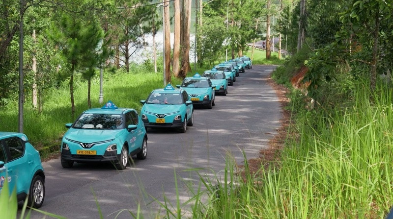 &lsquo;Bắt tay&rsquo; tỷ ph&uacute; Phạm Nhật Vượng, Lado trở th&agrave;nh h&atilde;ng taxi thuần điện đầu ti&ecirc;n tại Việt Nam