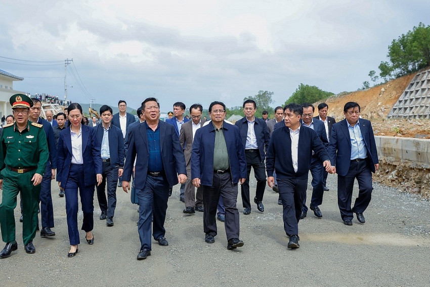 Gần 4.000 c&ocirc;ng nh&acirc;n, 1.500 m&aacute;y m&oacute;c 'dồn lực' đưa dự &aacute;n cao tốc 20.000 tỷ về đ&iacute;ch ngay trong năm nay