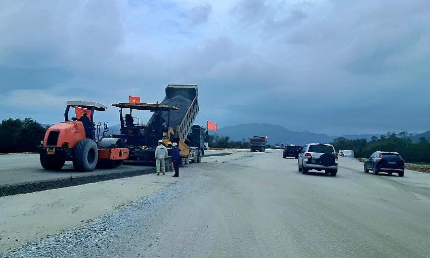 Gần 4.000 c&ocirc;ng nh&acirc;n, 1.500 m&aacute;y m&oacute;c 'dồn lực' đưa dự &aacute;n cao tốc 20.000 tỷ về đ&iacute;ch ngay trong năm nay