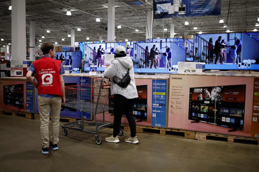 D&acirc;n Mỹ bi quan về lạm ph&aacute;t, lo thuế nhập khẩu 20% th&igrave; m&igrave;nh phải g&aacute;nh 10% - ảnh 2