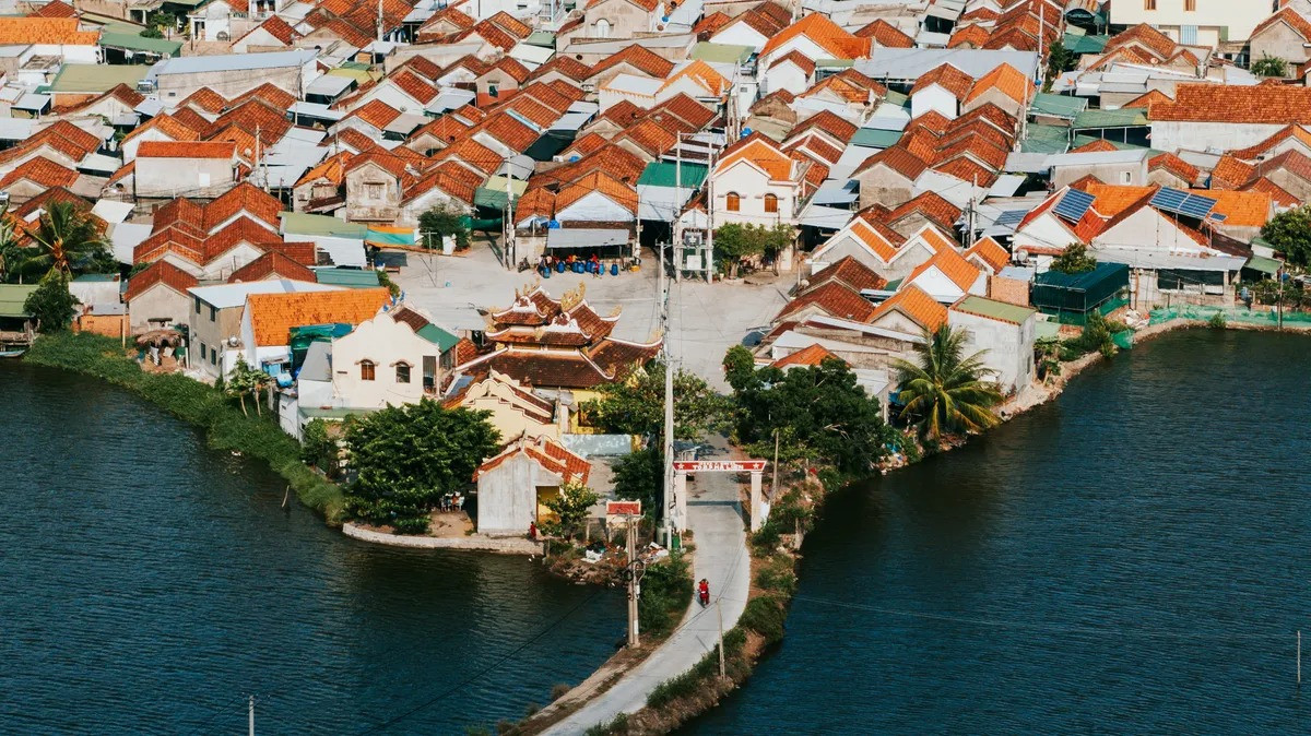 Độc đáo ngôi làng hơn 370 tuổi 'lẻ loi' nhất Việt Nam: Như một ốc đảo bình yên giữa biển nước mênh mông- Ảnh 1. Độc đáo ngôi làng hơn 370 tuổi 'lẻ loi' nhất Việt Nam: Như một ốc đảo bình yên giữa biển nước mênh mông- Ảnh 1.