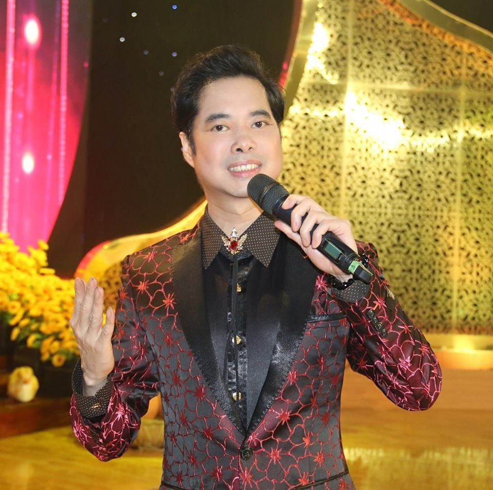 ‘Ông hoàng nhạc sến' Việt Nam sống trong biệt thự trăm tỷ, đúc tượng từ 1.000 cây vàng - ảnh 1