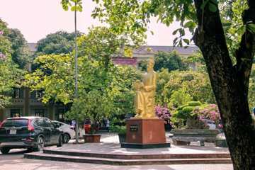 Danh sĩ nổi tiếng được đặt tên cho nhiều ngôi trường, con đường lớn ở Việt Nam
