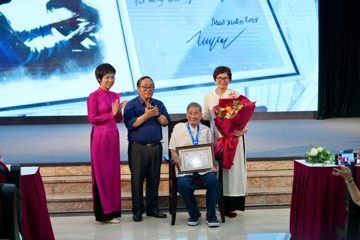 Nhạc sĩ Phạm Tuyên vừa làm được một điều chưa từng có tiền lệ ở tuổi 95