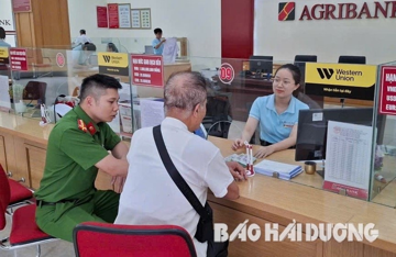 Ông V. đến ngân hàng rút sổ tiết kiệm để chuyển khoản 200 triệu đồng, nhân viên Agribank nhận giao dịch rồi lập tức báo công an