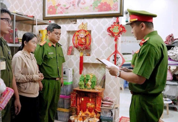 Bắt chủ shop chuyên livestream bán mỹ phẩm, quần áo