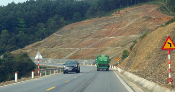 Đề xuất tháo dỡ dải phân cách 100m trên Quốc lộ 3, Bộ Xây dựng lên tiếng