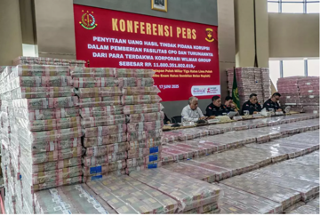 Tịch thu hơn 700 triệu USD trong một vụ tham nhũng, núi tiền đủ để xếp đầy diện tích lớn gấp 1,5 lần sân vận động cấp FIFA