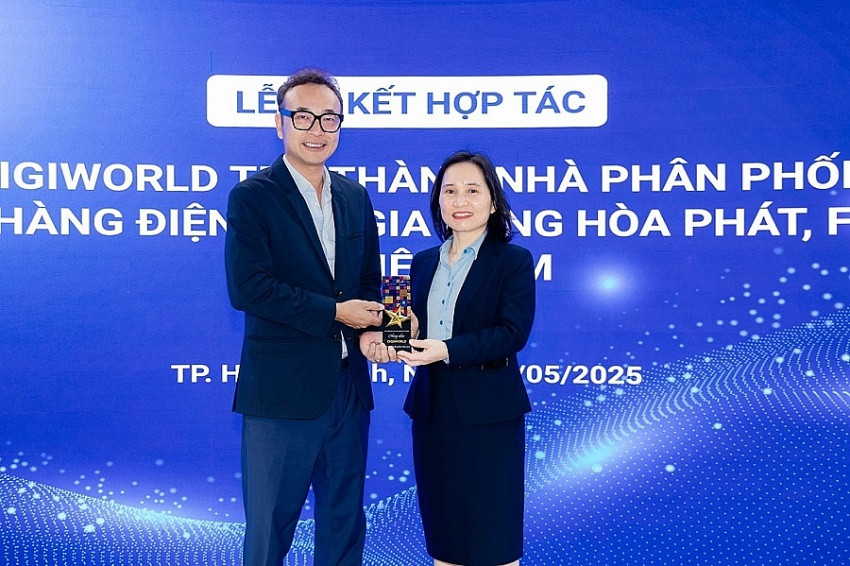 Vừa bắt tay Hòa Phát (<a style='text-decoration: none;' href='/HPG'>HPG</a>), cổ phiếu một ông lớn bán lẻ bốc đầu tăng hàng chục %