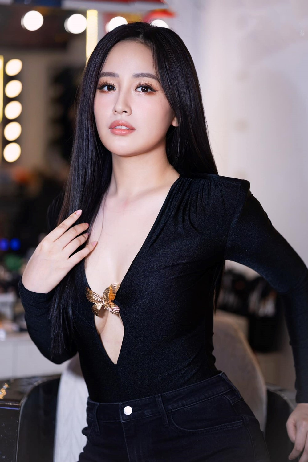 'Hoa hậu chứng khoán' nổi tiếng Việt Nam mê tít đồng hồ 10 tỷ, sở hữu <a style='text-decoration: none;' href='/BST'>BST</a> đắt bằng vài căn biệt thự - ảnh 2