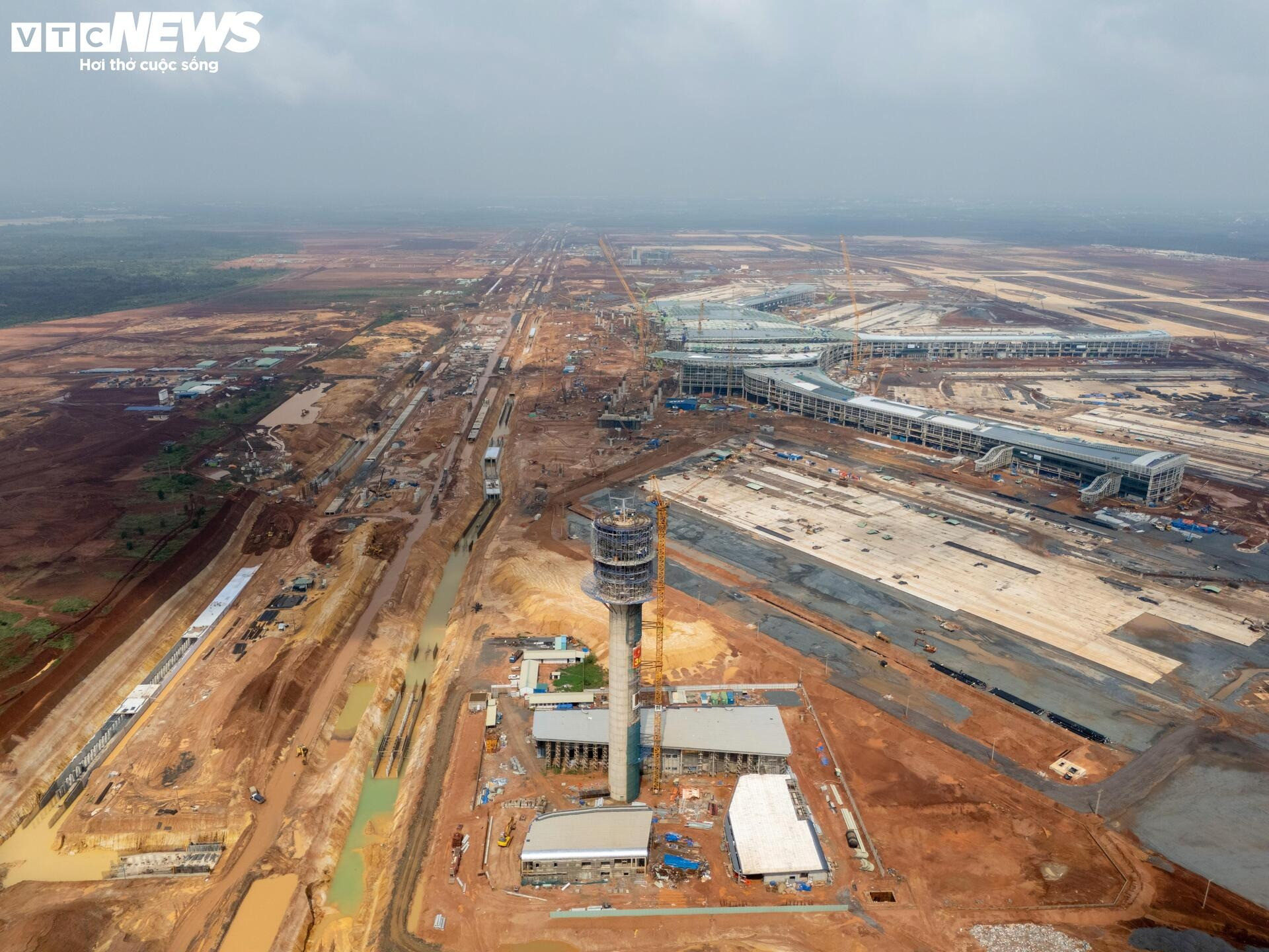 Chỉ hơn 2 tháng nữa, tháp không lưu 3.500 tỷ, mang tính biểu tượng tọa lạc tại siêu sân bay lớn nhất Việt Nam sẽ về đích- Ảnh 1.