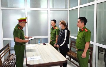 Kiểm tra trụ sở, bắt Giám đốc một công ty mỹ phẩm