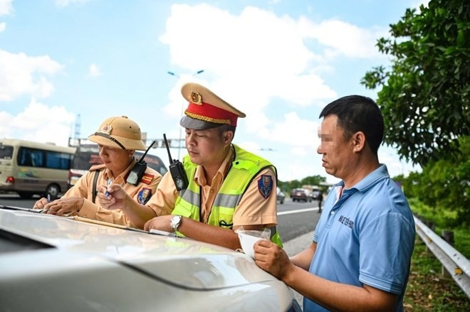 Hành vi nhiều tài xế lầm tưởng ‘vô thưởng vô phạt’ khi đi trên cao tốc, vi phạm sẽ bị phạt lên tới 14 triệu đồng và trừ 6 điểm GPLX