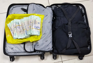Thu giữ 75 cọc tiền trị giá hơn 2,7 tỷ đồng ngay tại sân bay