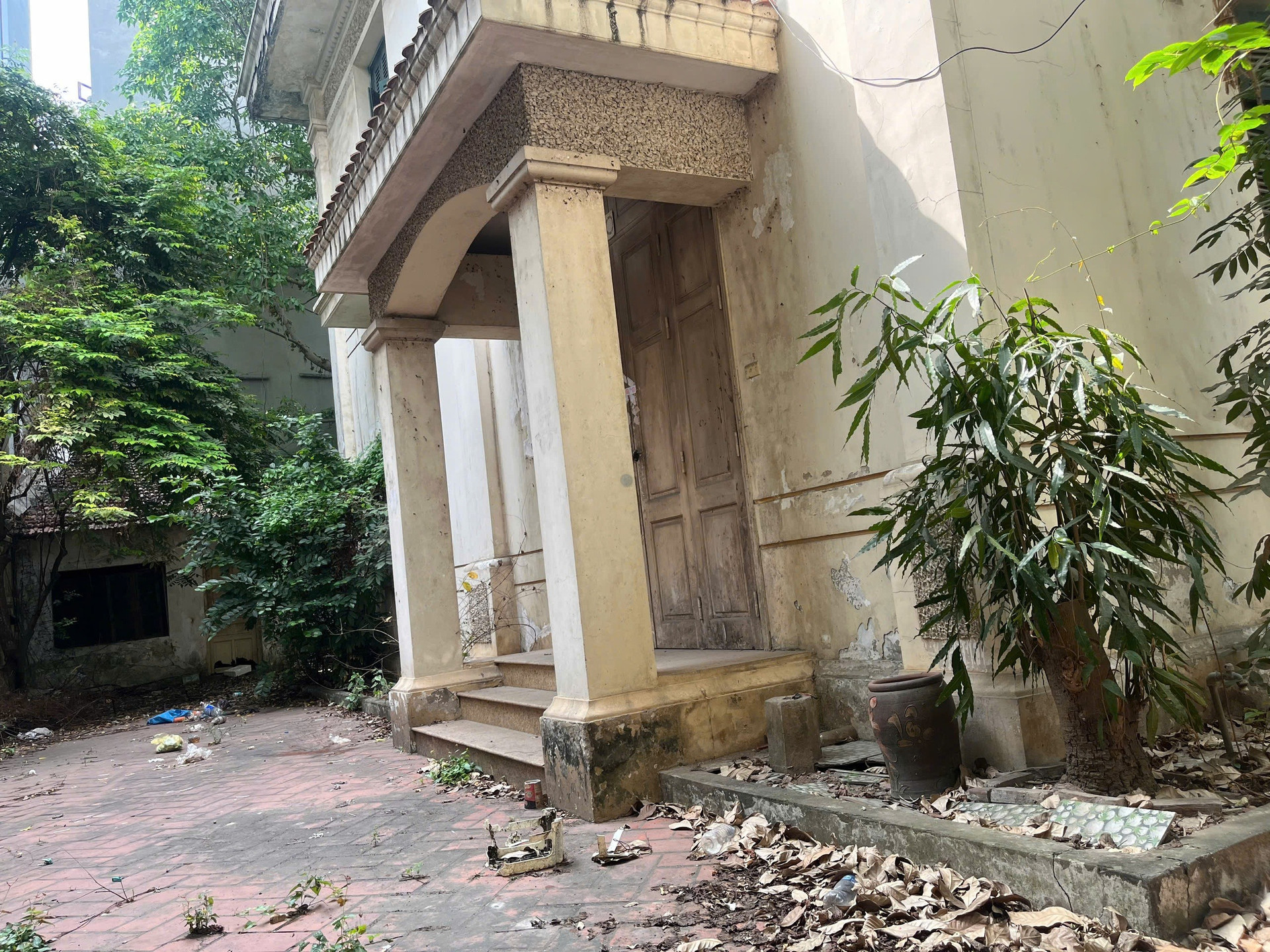 Biệt thự bỏ hoang 10 năm trên đất ‘kim cương’ Hà Nội đề xuất làm trụ sở phường: Rộng 410m2, bên trong xuống cấp, lãng phí- Ảnh 2. Biệt thự bỏ hoang 10 năm trên đất ‘kim cương’ Hà Nội đề xuất làm trụ sở phường: Rộng 410m2, bên trong xuống cấp, lãng phí- Ảnh 2.