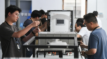 Nền kinh tế lớn thứ 2 thế giới lung lay: Người dân hạn chế chi tiêu, hàng loạt công ty công nghiệp lao đao với tốc độ không tưởng