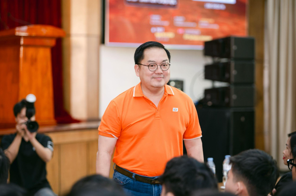 Ông Hoàng Nam Tiến: Đại học không phải là cấp 4, có học hay không là trách nhiệm của bạn, không phải thầy cô! - ảnh 1