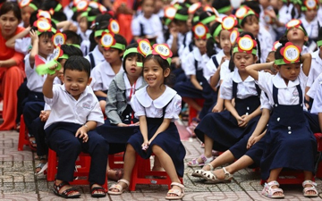 Miễn học phí: Mệnh lệnh vì dân, vì tương lai