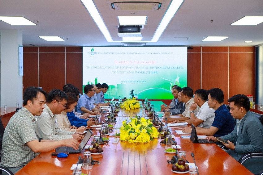 Đoàn công tác của Lào đến thăm nhà máy lọc dầu 3 tỷ USD tại Việt Nam, bàn về đầu ra cho sản phẩm