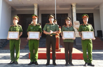 Bộ Công an khen thưởng 2 cán bộ