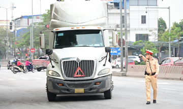 Một lỗi không ngờ khiến loạt tài xế xe khách, container bị CSGT xử phạt