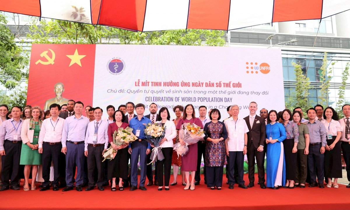 Bộ Y tế đề xuất hỗ trợ tiền mặt hoặc hiện vật với gia đình sinh hai con gái